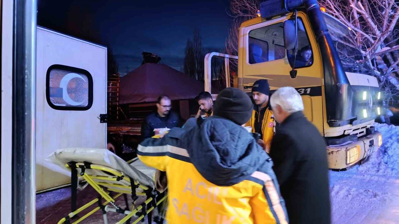 Ağrı’da yolu kapalı köydeki hasta paletli ambulansla hastaneye ulaştırıldı
