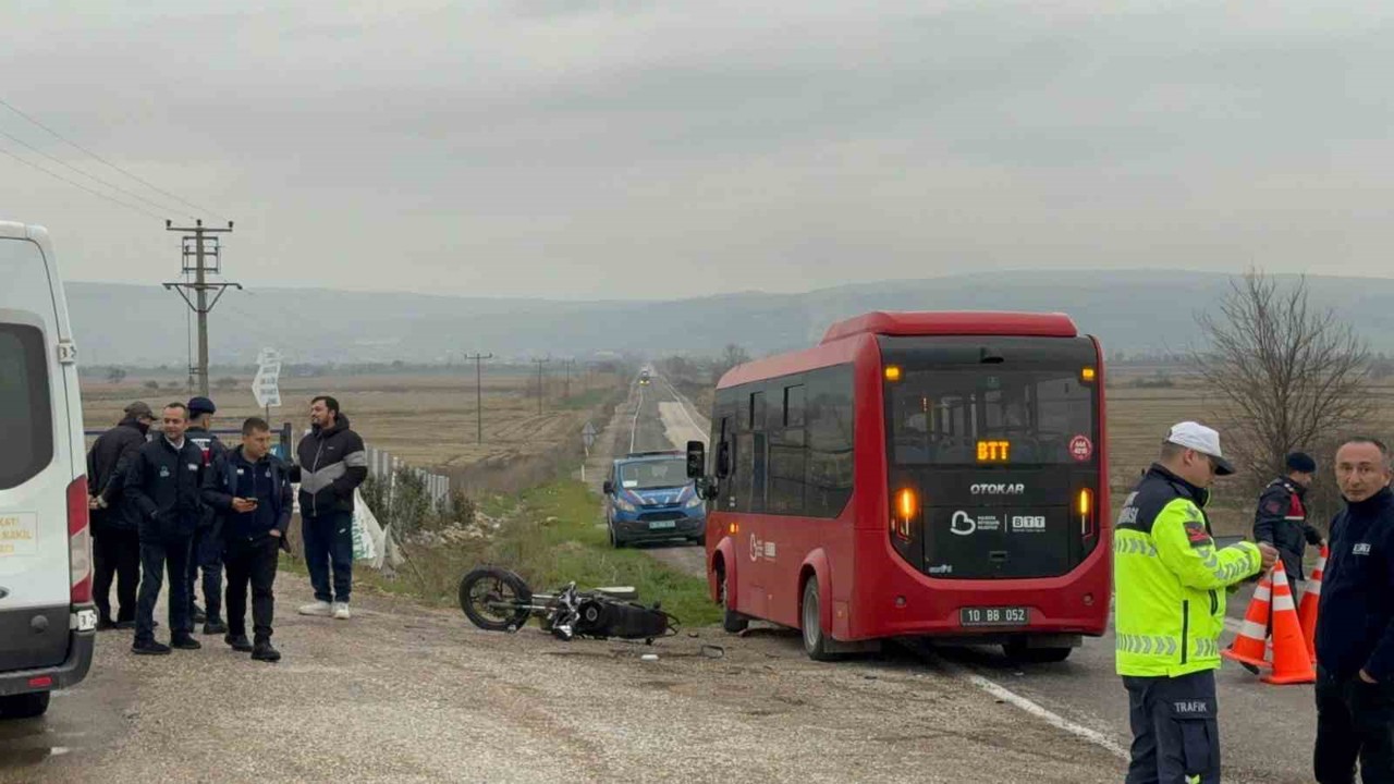 Gönen’de minibüs ile motosiklet çarpıştı: 1 yaralı
