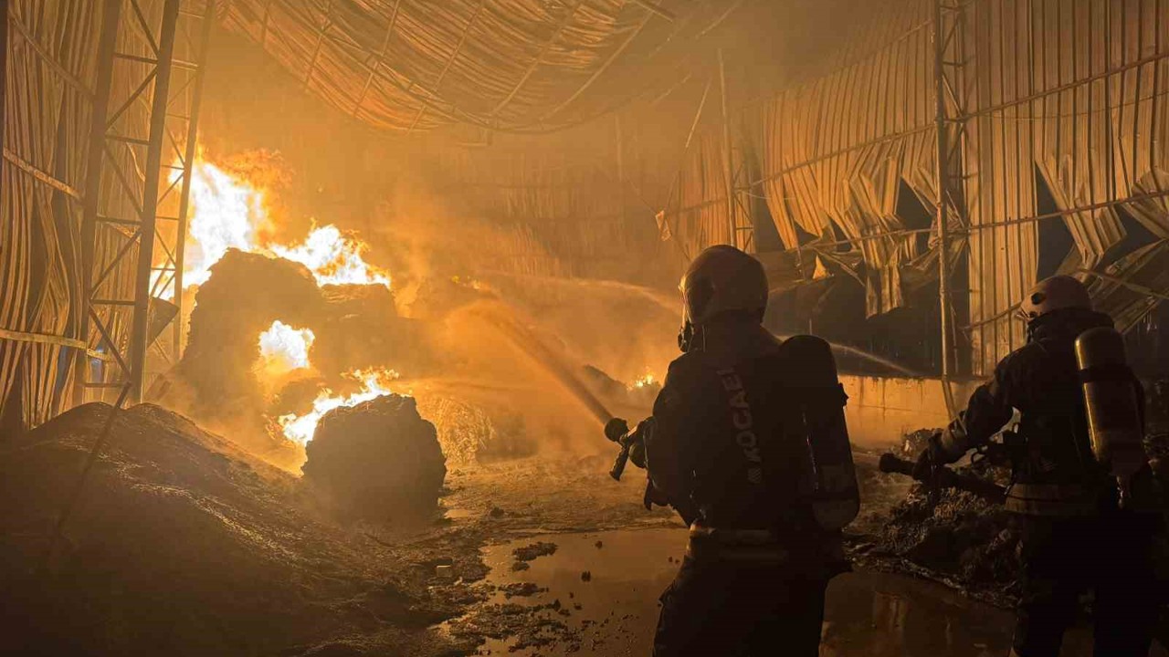 Kocaeli’de atık naylon deposunda yangın
