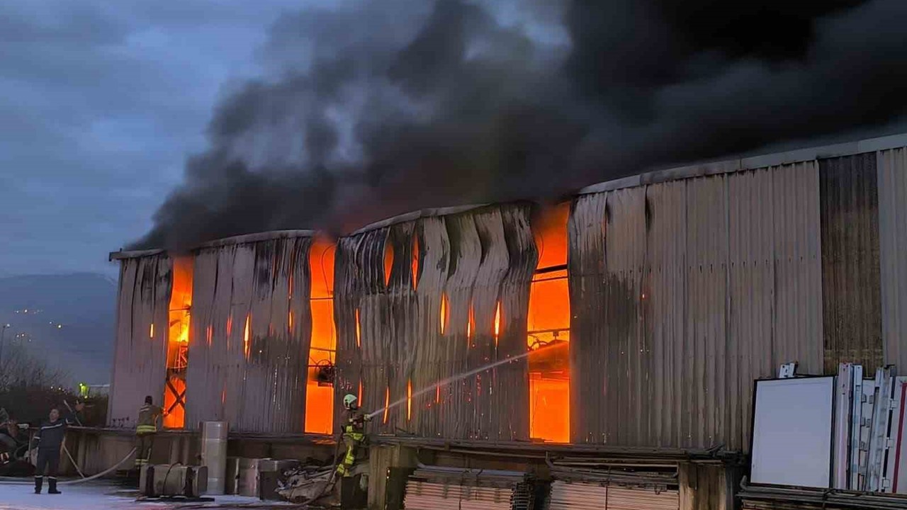 Lastik deposunda çıkan yangın kontrol altına alındı
