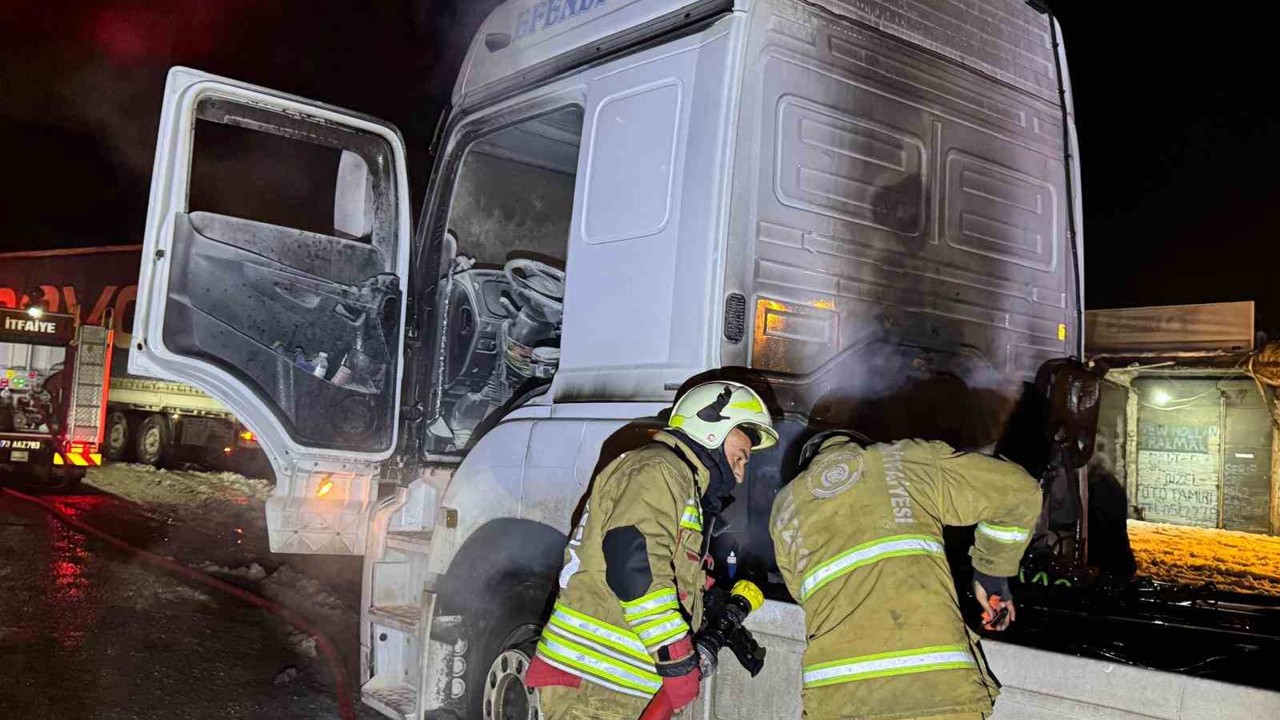 Cizre’de seyir halindeki Tır alevlere teslim oldu
