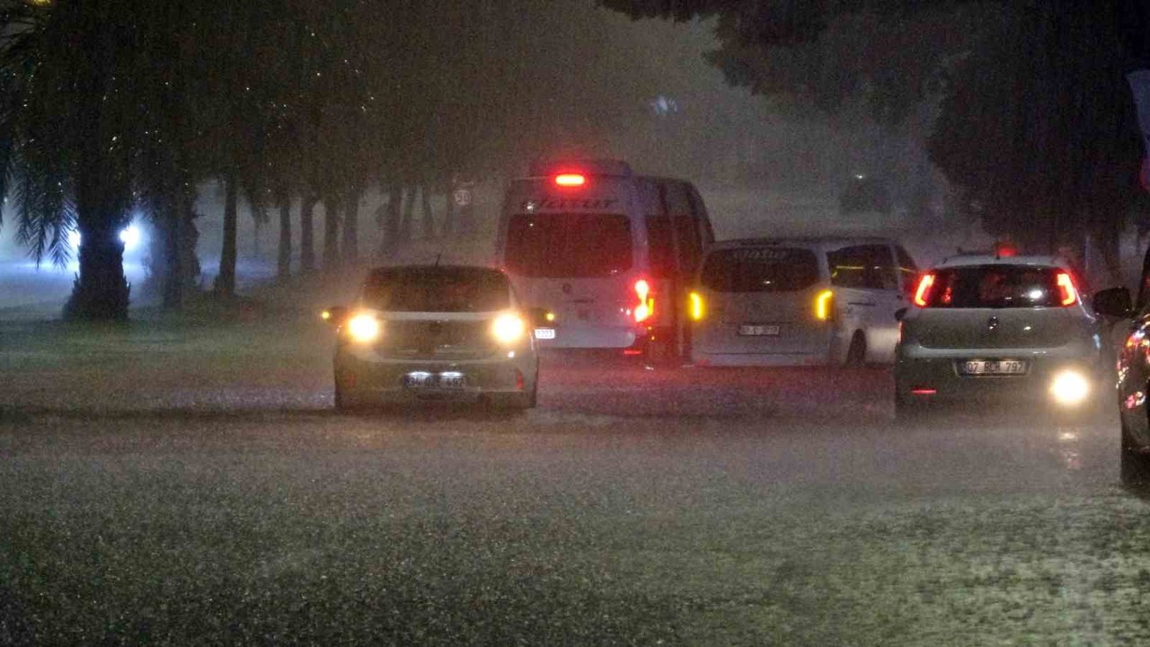 Antalya’da sağanak yolları göle döndürdü: Çok sayıda araç mahsur kaldı
