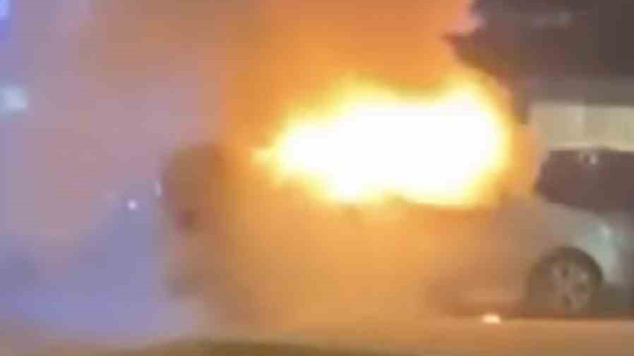 Bursa’da araç alev aldı, esnaf yangın tüpleriyle koştu
