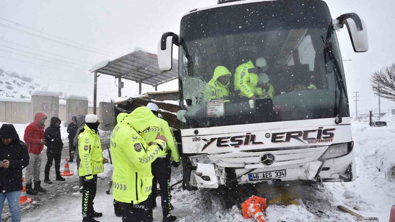 Yolcu otobüsünün polis noktasına çarpma anı görüntüleri ortaya çıktı
