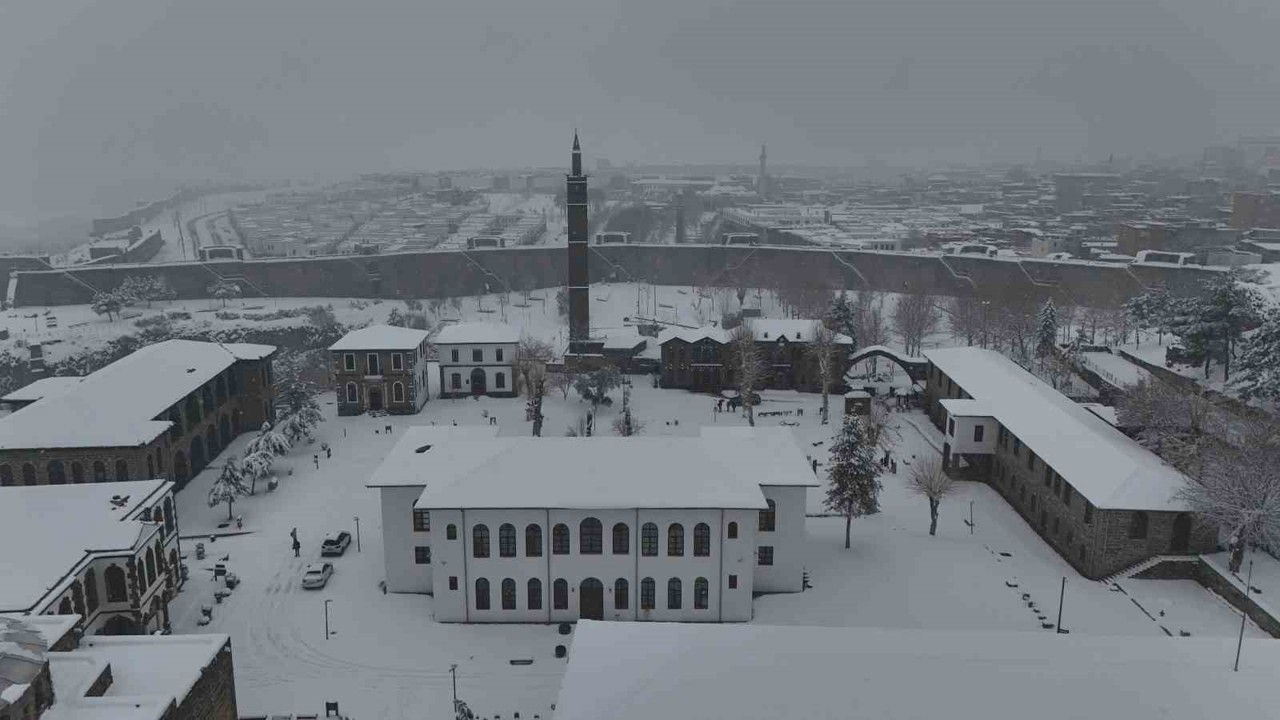 Beyaza bürünen 10 bin yıllık kent dronla görüntülendi
