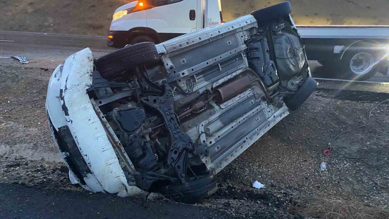 Konya’da otomobil refüje devrildi: 4 yaralı
