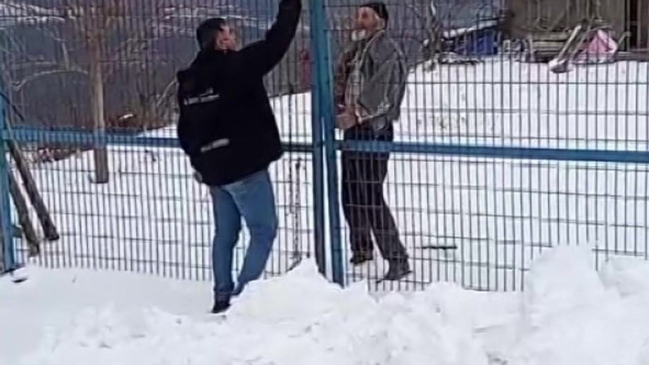 Yaşlı kadının ilaçları, yolu karla kaplanan mezraya kepçeyle ulaştırıldı
