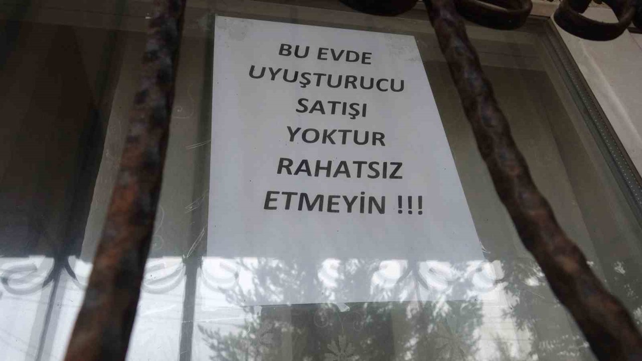 Bağımlılardan bıktı, evini camına "Bu evde uyuşturucu satışı yoktur, rahatsız etmeyin" yazlı not astı
