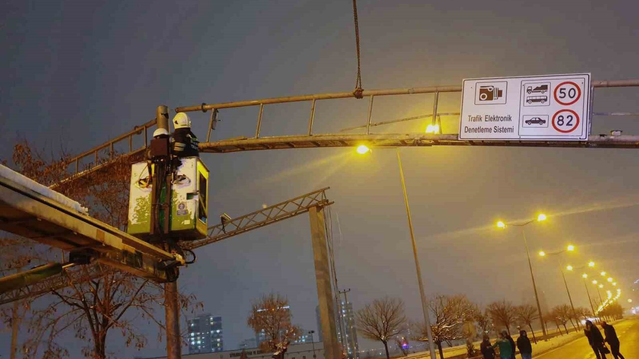 Kamyonun çarptığı trafik levhası itfaiye ekiplerince düzeltildi
