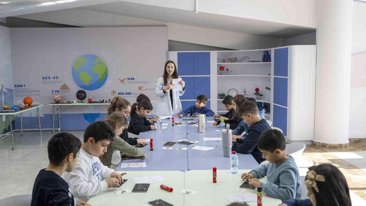 Mersin’de çocuklar yarıyıl tatilinde bilimi keşfediyor
