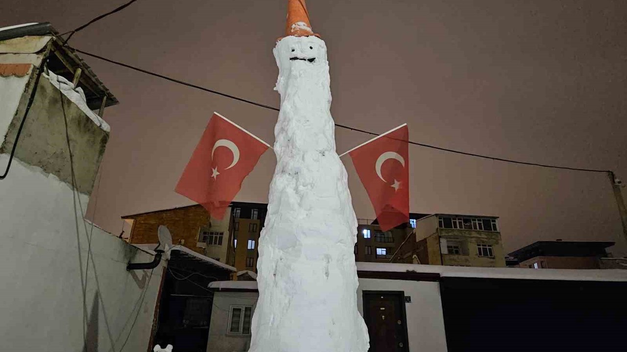 Elazığ’da dev kardan adam görenleri hayrete düşürdü
