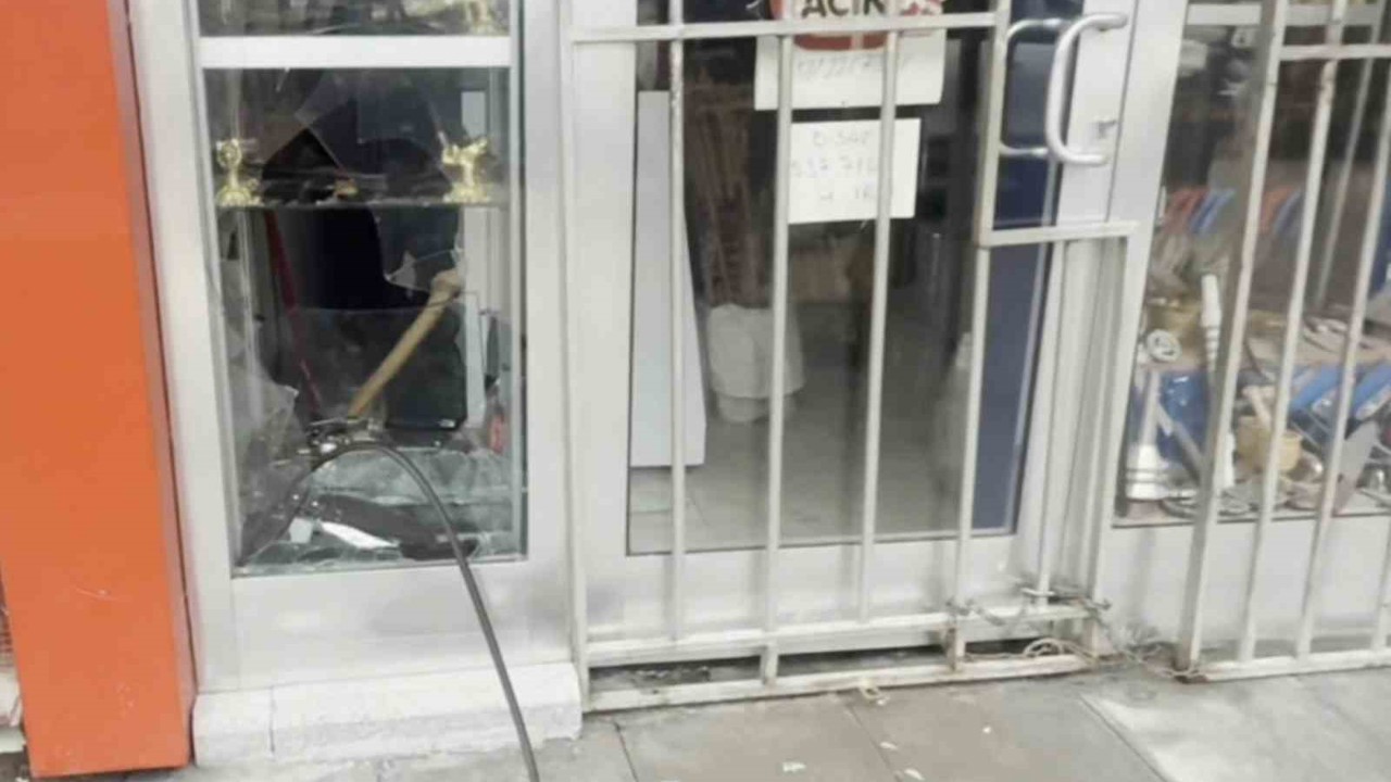 Bıçakçı dükkanının camı kırılıp binlerce liralık bıçak çalındı

