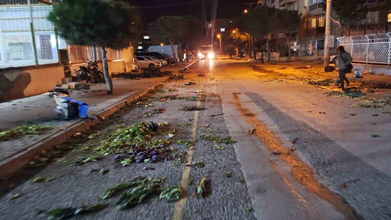 Bergama’da pazar yeri çilesi: Yağmurda gölet, çamurda geçiş işkencesi
