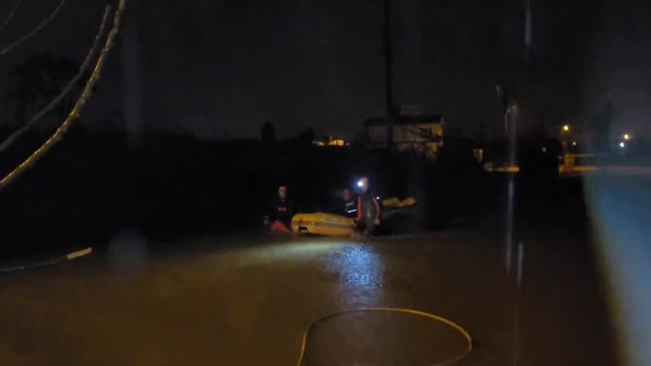 Sağanak yağmurun etkili olduğu Antalya’da mahsur kalan vatandaşlar botlarla kurtarıldı
