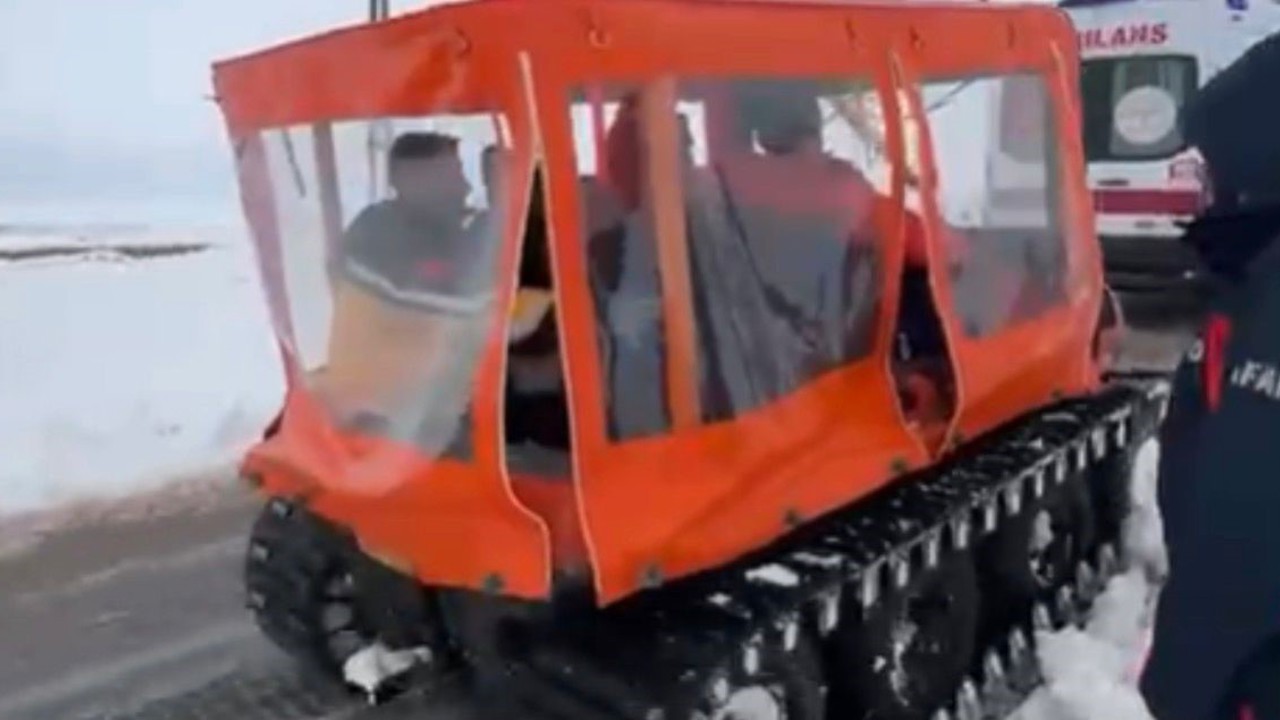 Gaziantep’te düşük riski olan hamile kadın paletli kar aracıyla kurtarıldı
