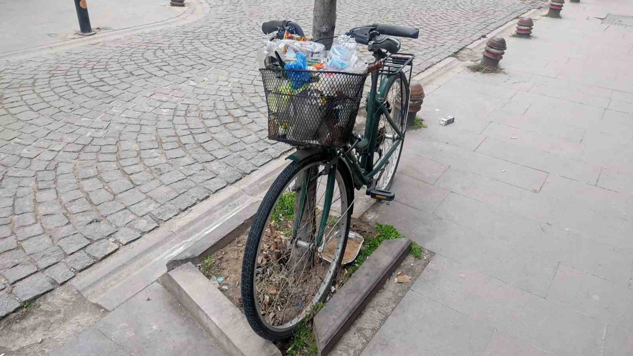 Aylardır ağaca kilitli duran bisikleti çöp kutusuna çevirdiler
