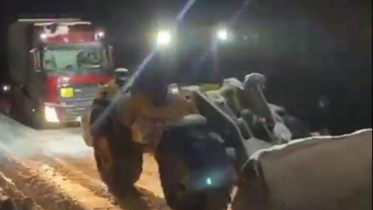 Mahsur kalan doğalgaz yüklü tır kurtarıldı
