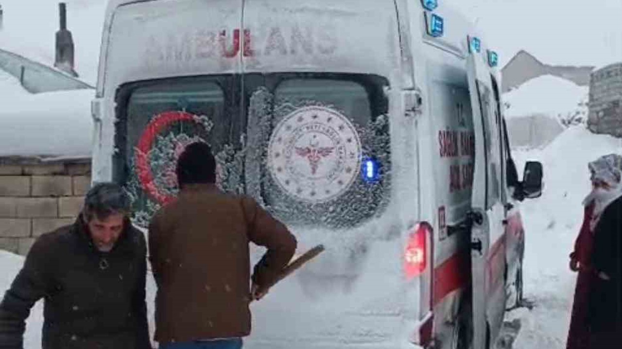 Kar engel tanımadı: Cihaza bağlı 7 yaşındaki Sinan hastaneye ulaştırıldı
