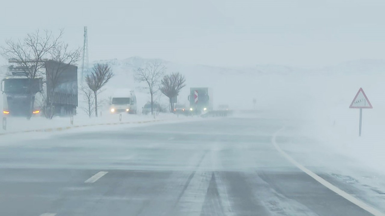 Sivas’ta 800 yerleşim yeriyle araç ulaşımı sağlanamıyor
