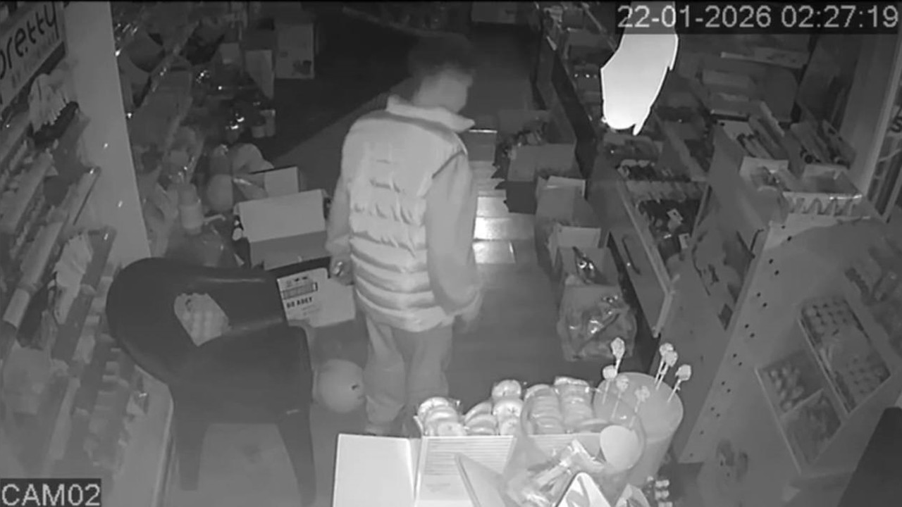 Büfeye giren çocuk top aldı şişirdi, büfe sahibi şikayetçi olmadı
