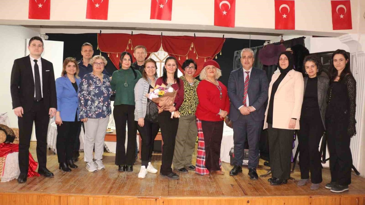 Dikili Umut Tiyatrosu, umut olmaya devam ediyor
