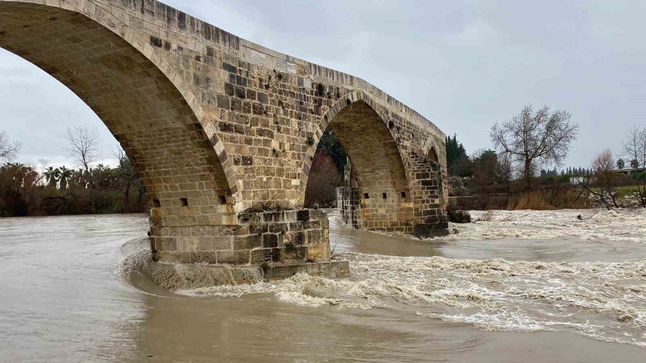 Antalya’da sağanak taşkına yol açtı
