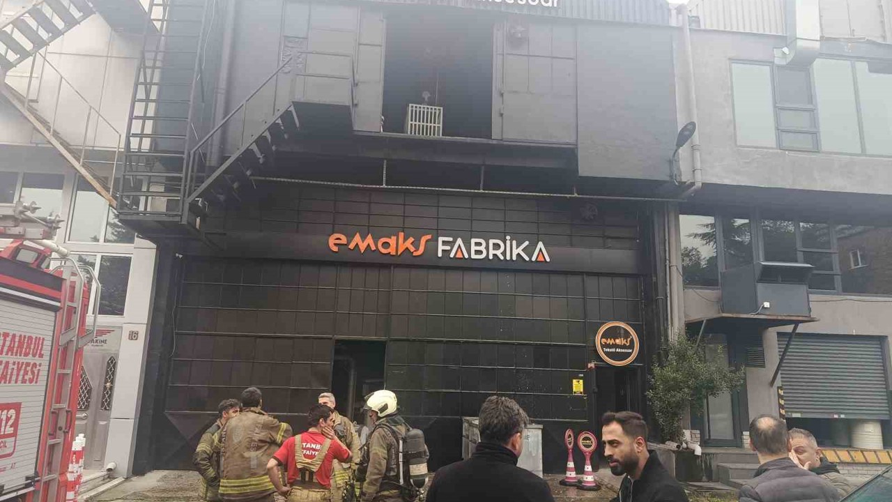 Bahçelievler’de polyester fabrikasında korkutan yangın
