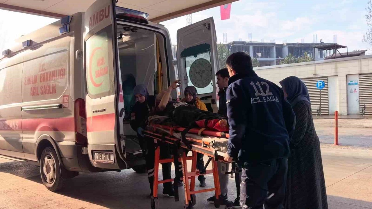 İnşaat demirlerinin altında kalan işçi yaralandı
