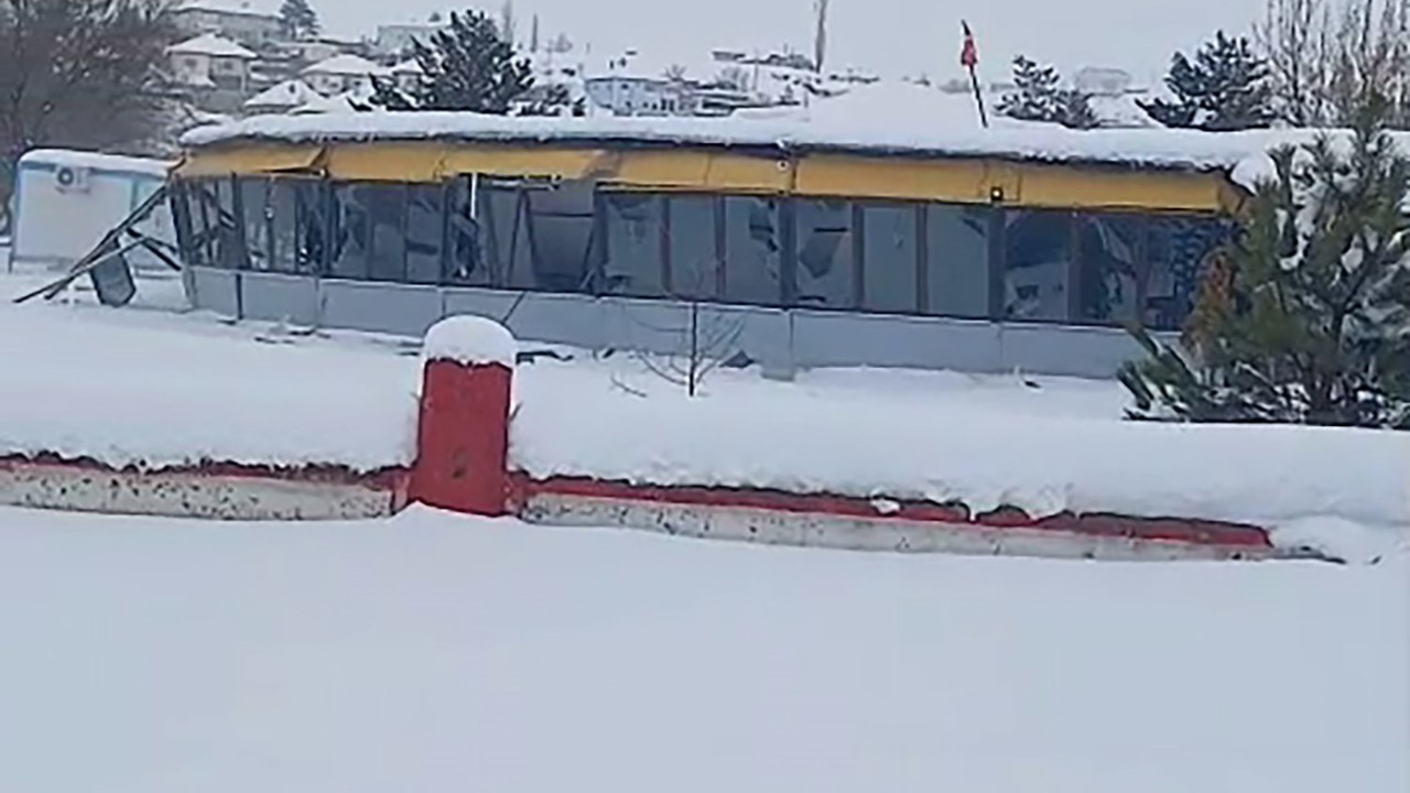 Düğün salonunun çatısı, yağan karın ağırlığına dayanamadı
