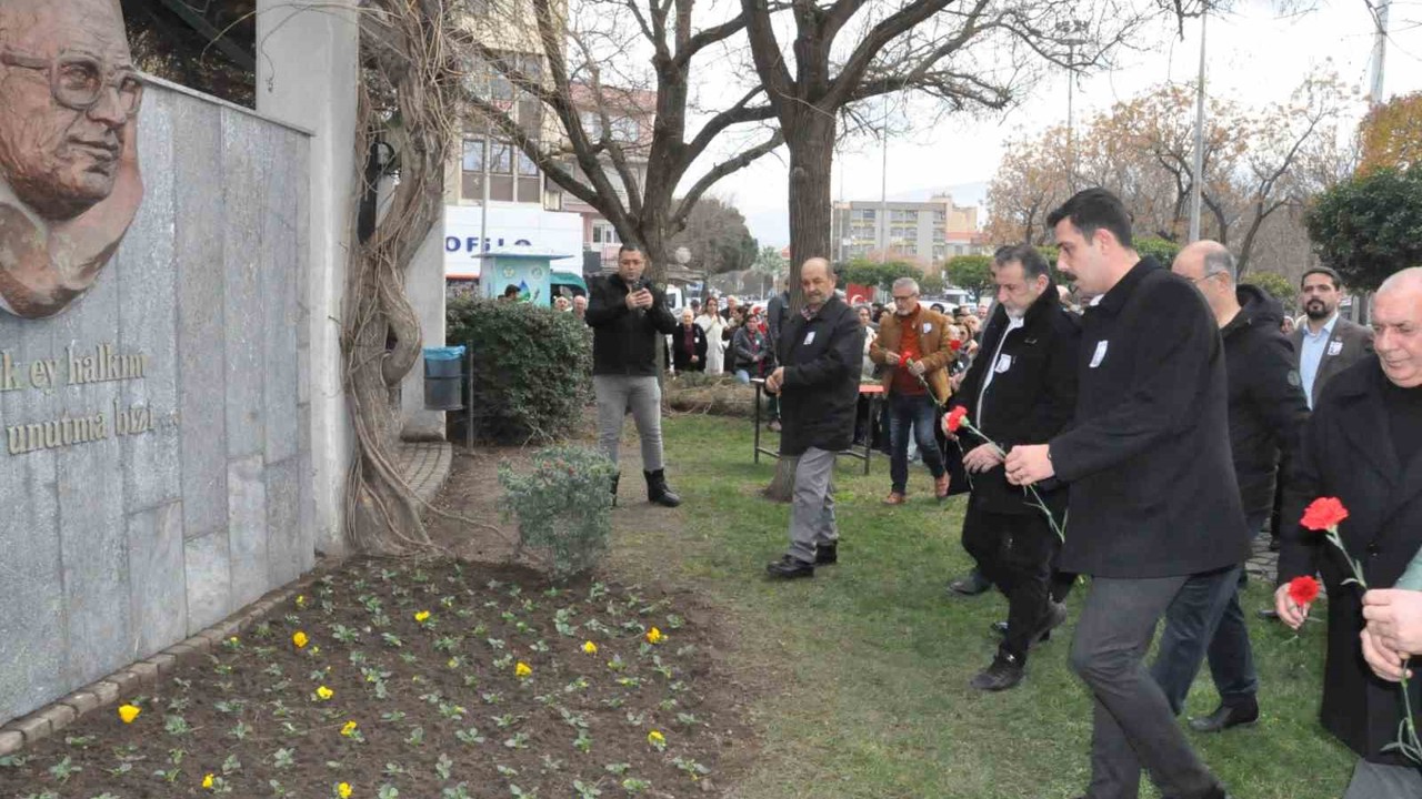 Uğur Mumcu, Salihli’de karanfillerle anıldı
