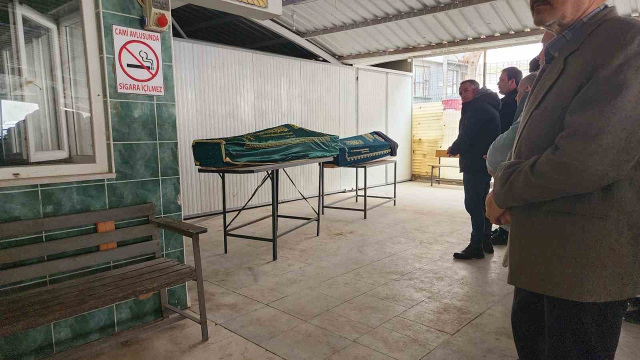 Otoyol gişelerindeki kazada ölen çift gözyaşlarıyla uğurlandı
