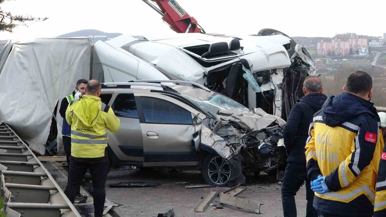 Tır karşı şeride geçip araçlara daldı: 1 ölü, 3 yaralı
