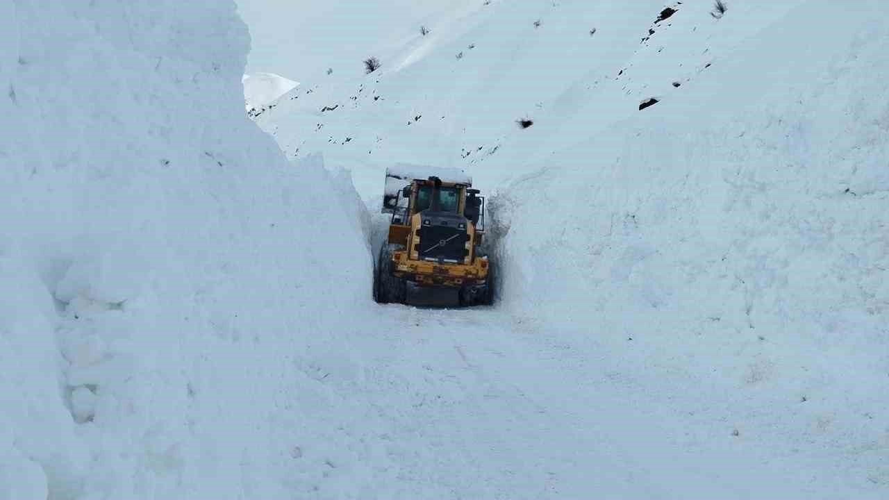 Yüksekova’da mezra yoluna düşen çığ temizlendi
