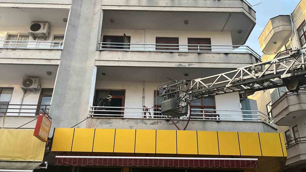 Alanya’da 3 katlı binada yangın paniği
