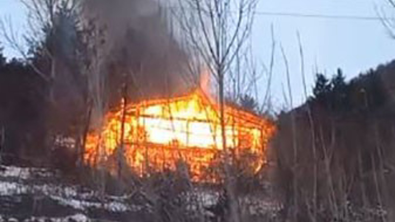 Köyde çıkan yangında bir ev kullanılamaz hale geldi
