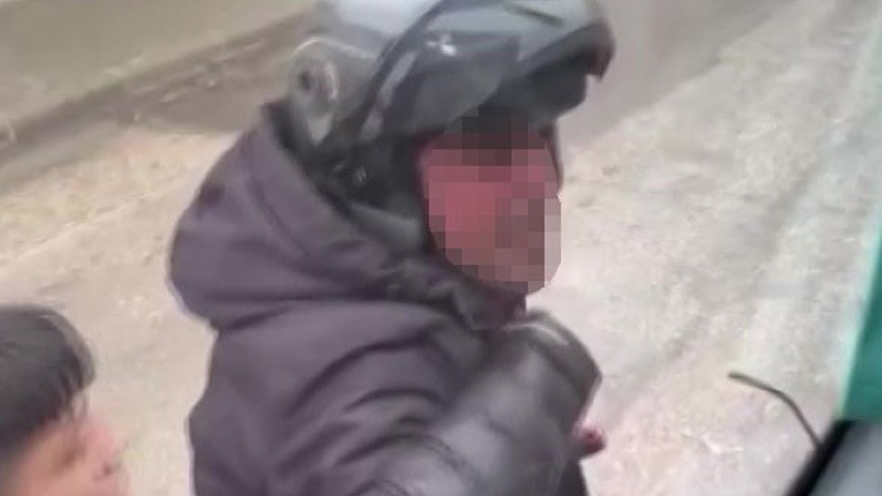 Trafikte tartıştığı servis aracının camını kaskıyla kırdı
