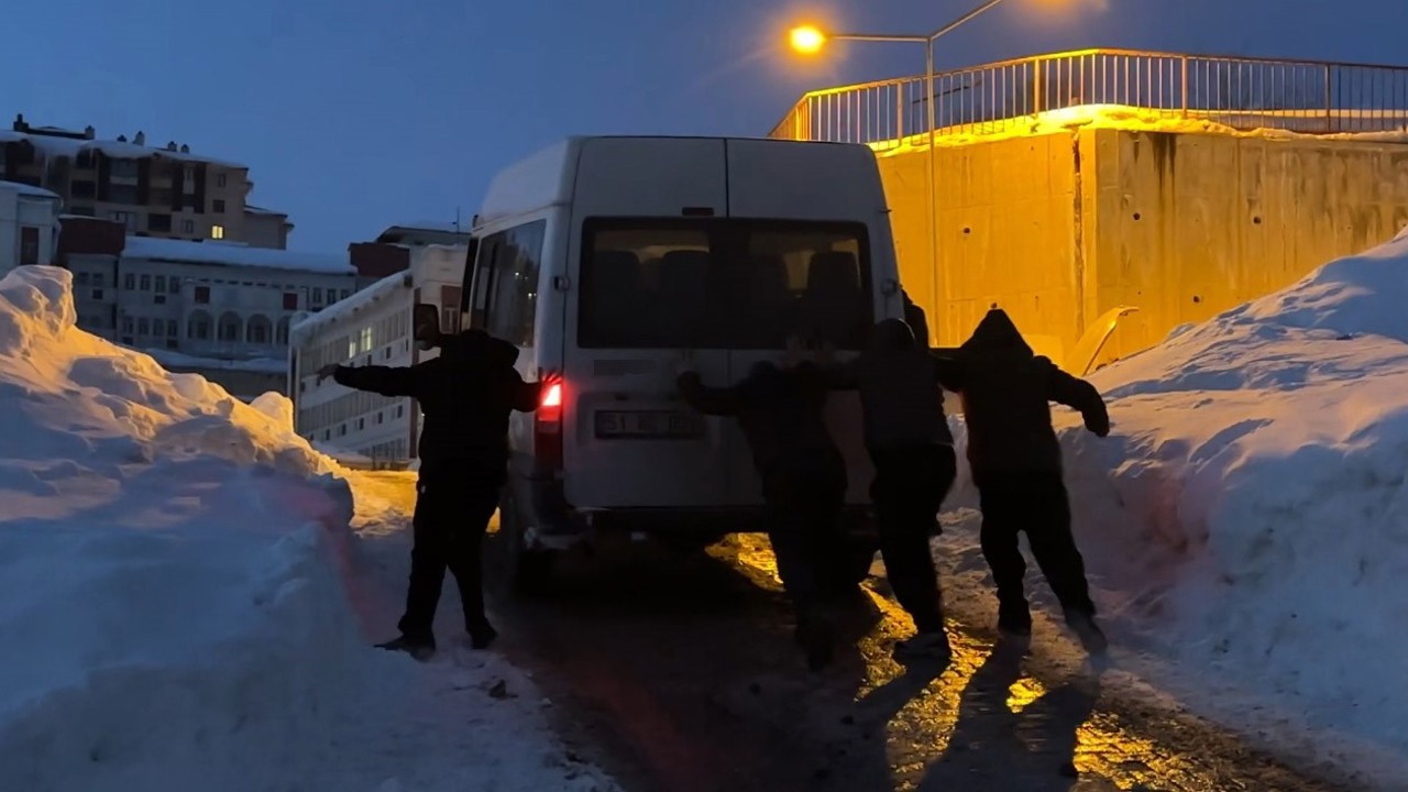 Yüksekova’da buzlu yolda mahsur kalan minibüsü vatandaşlar kurtardı
