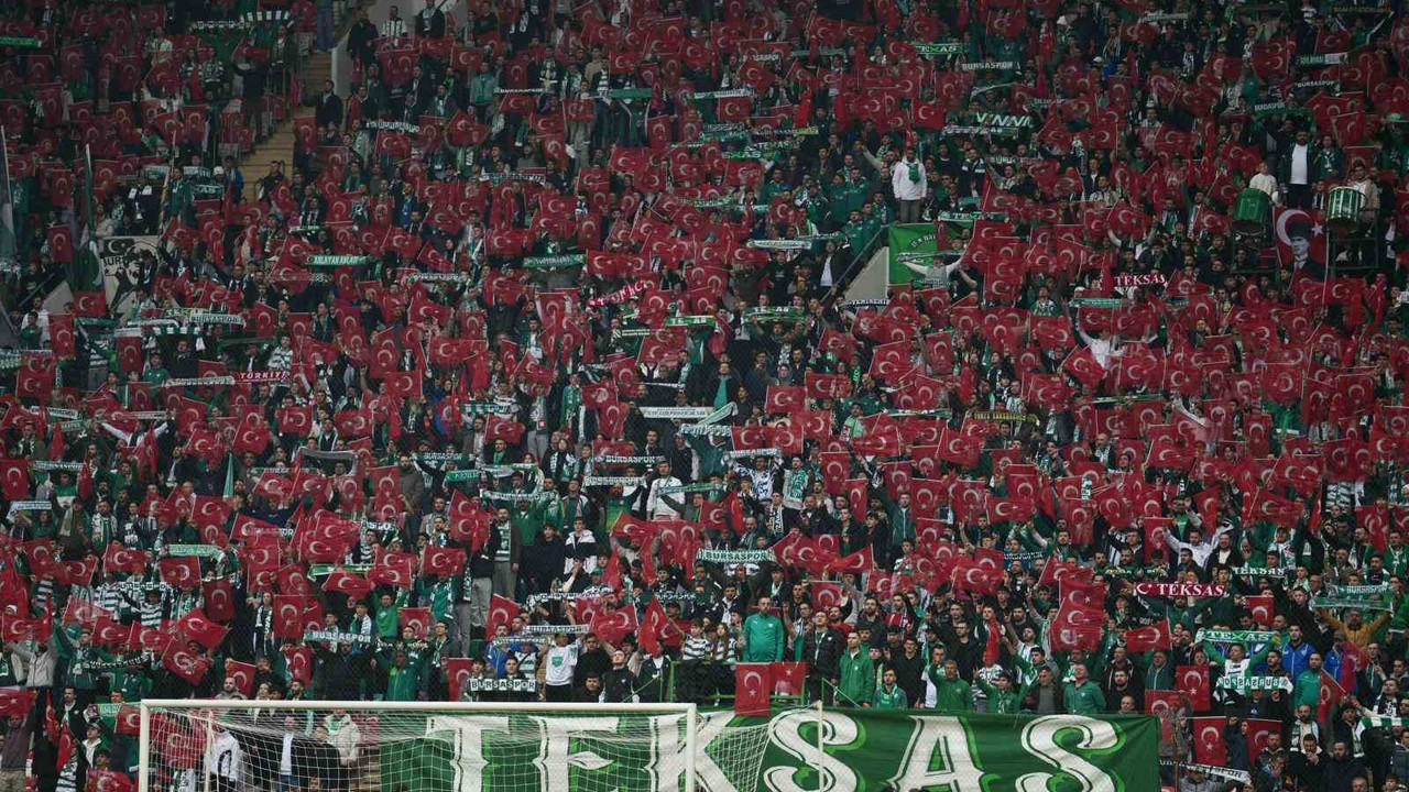 Bursaspor tribünleri Türk bayraklarıyla donatıldı
