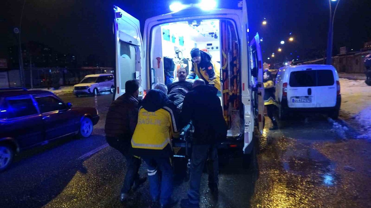 Malatya’da husumetlilerin bıçaklı kavgasında: 2’si ağır 3 kişi yaralandı
