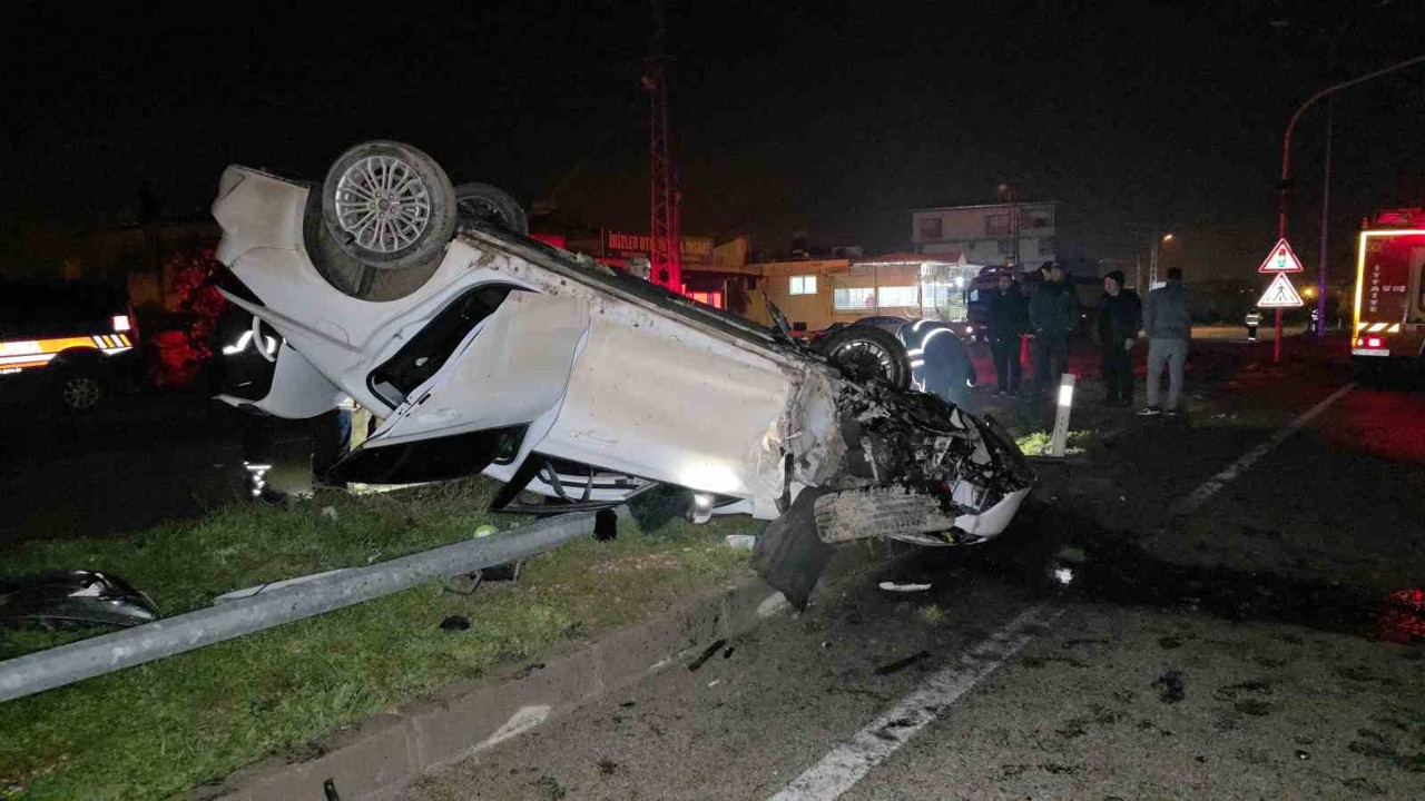 Aydınlatma direğine çarpan otomobil takla attı: 1 yaşındaki bebek öldü, anne ve baba yaralandı
