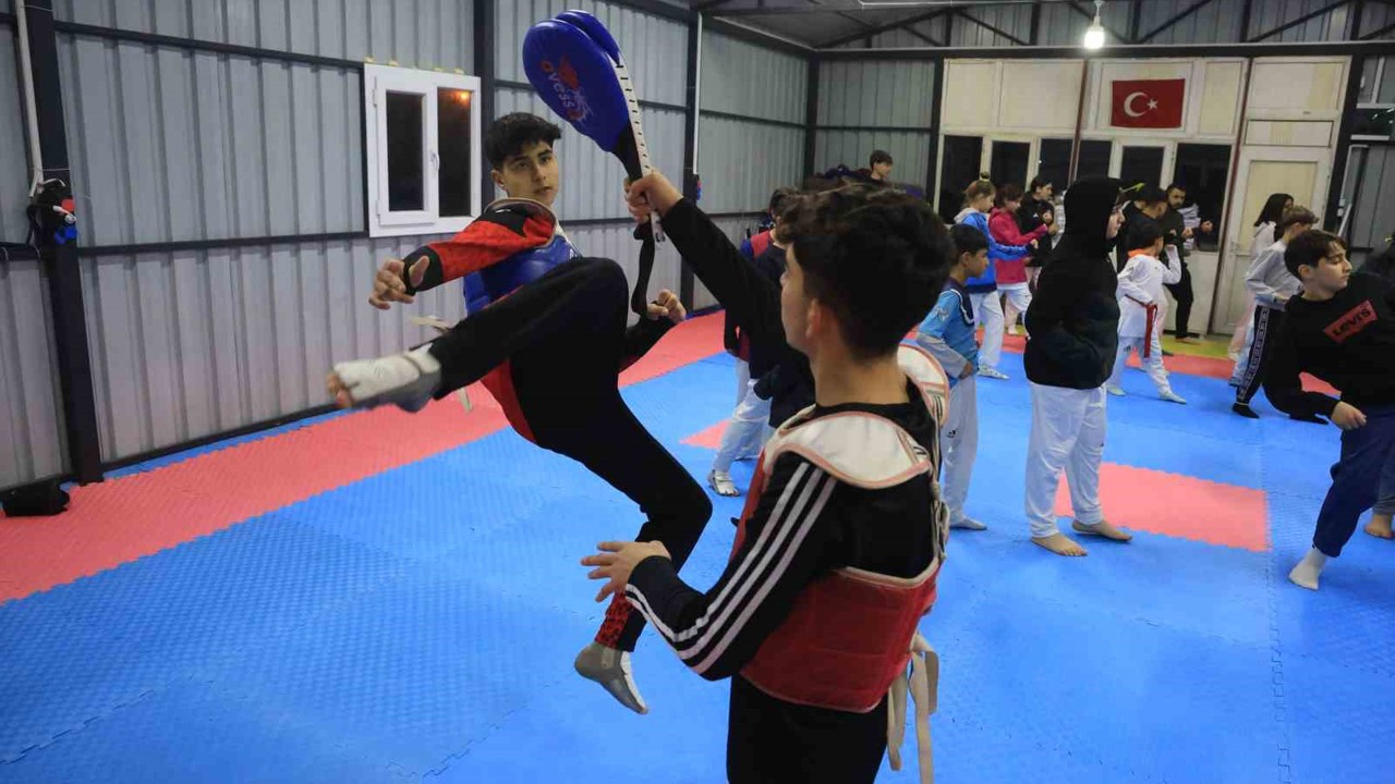 Depremde vefat eden babasının hayalleri için ter döken tekvandocu Ahmet, milli formayla çıktığı turnuvada Türk bayrağını göndere çektirdi
