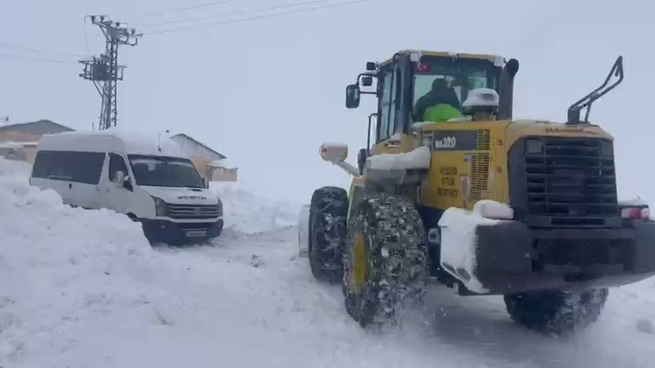 Kar yolları kapattı, cenaze 5 saattik mücadele sonrası defnedilebildi
