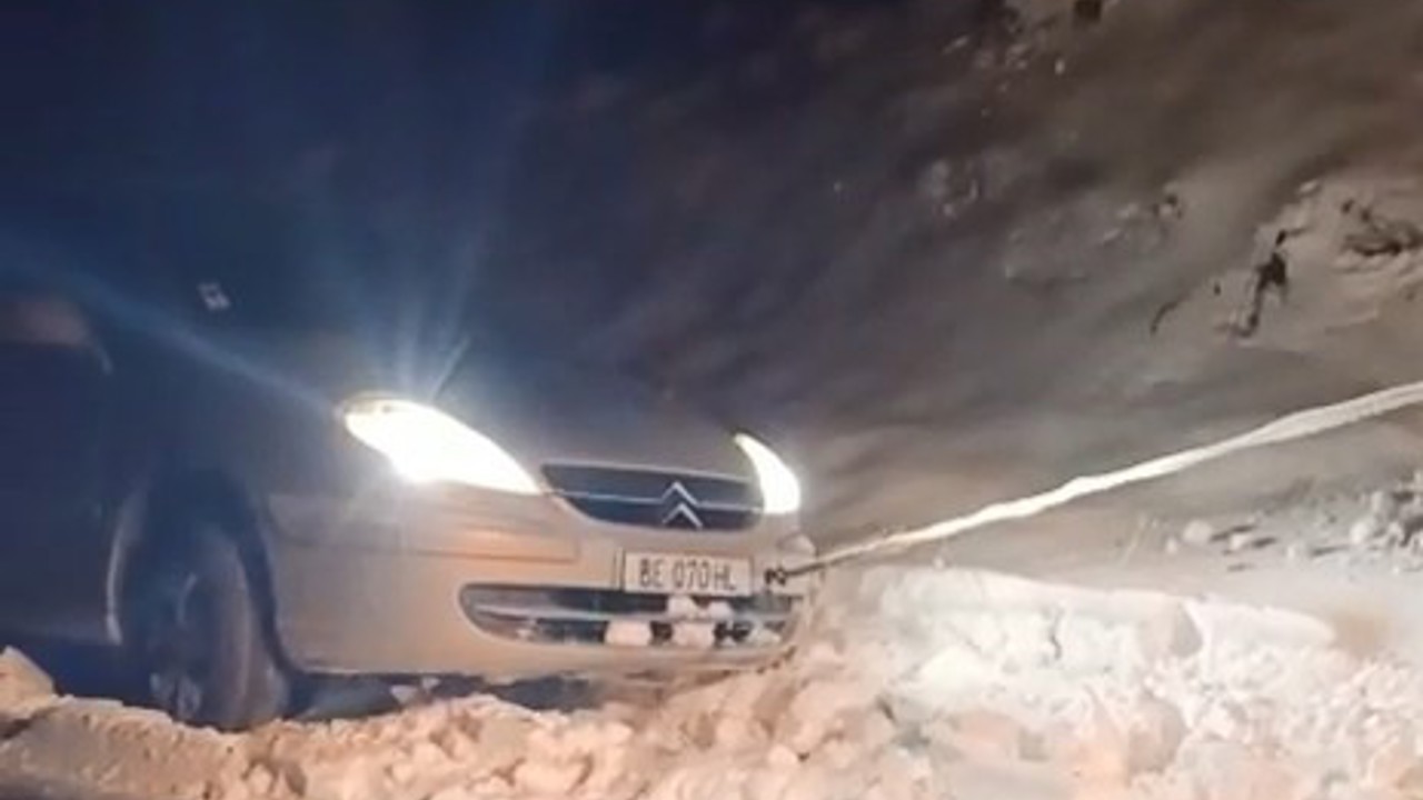 Elazığ’da yolda mahsur kalan araç kurtarıldı
