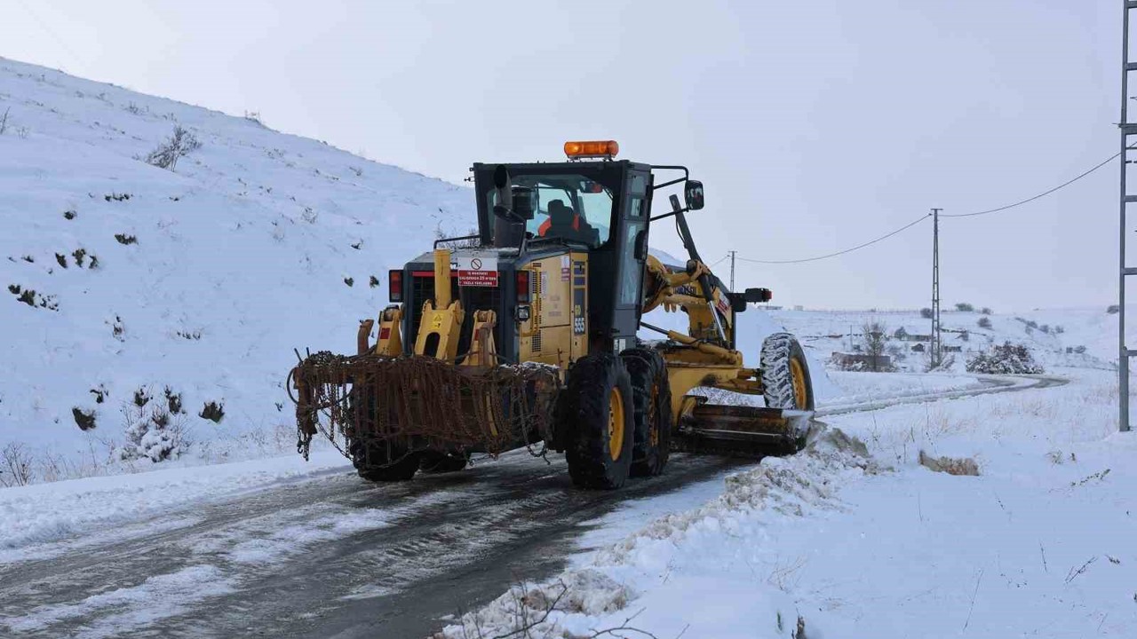 Sivas’ta 493 yerleşim yerinin yolu ulaşıma kapalı
