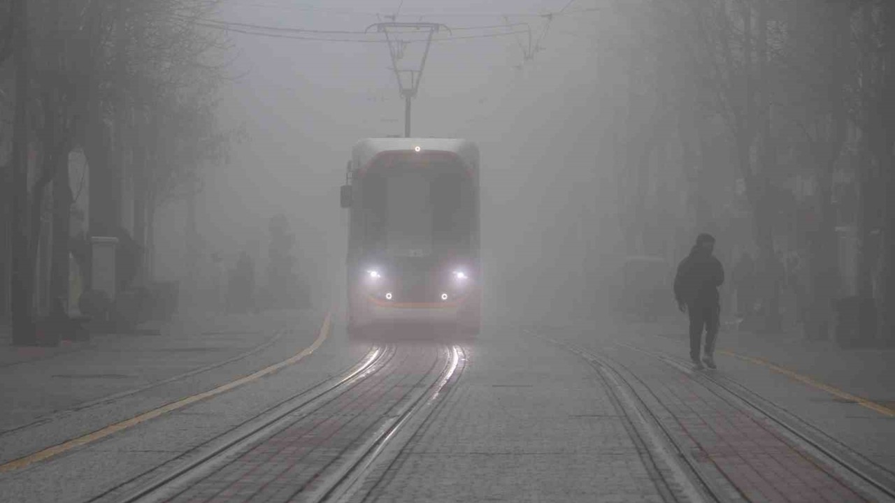 Eskişehirliler pazar sabahına sisle uyandı
