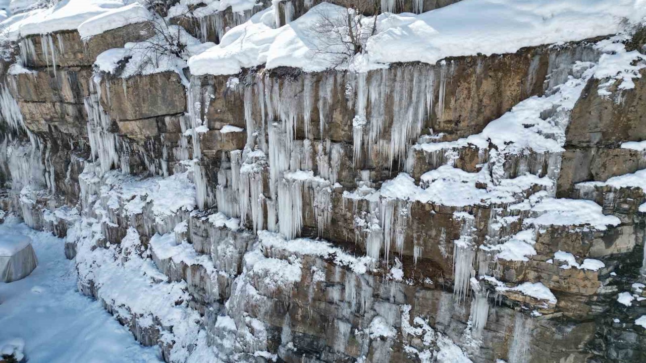 Dağlarda buzdan şelale oluştu

