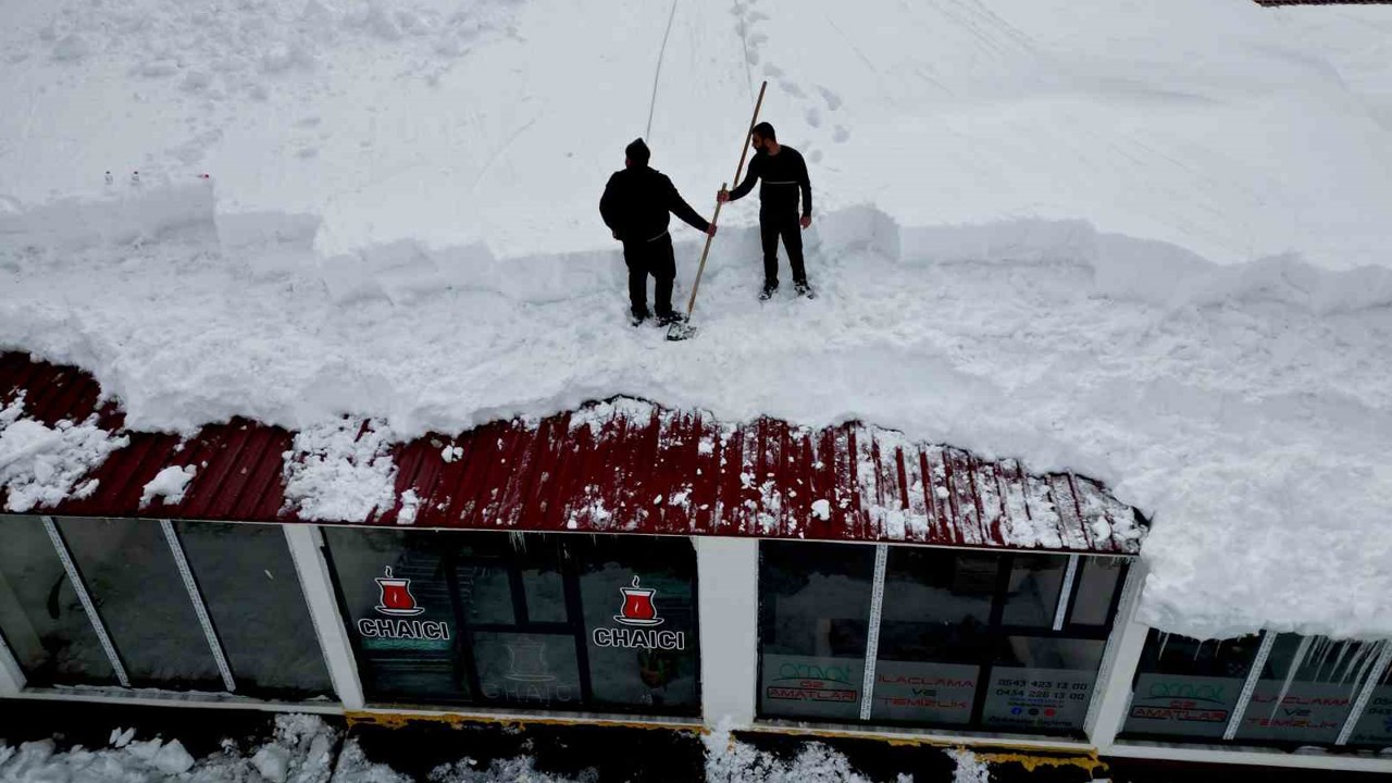 Vatandaşlar zarar görmesin diye çatılarda temizlik mesaisi başladı
