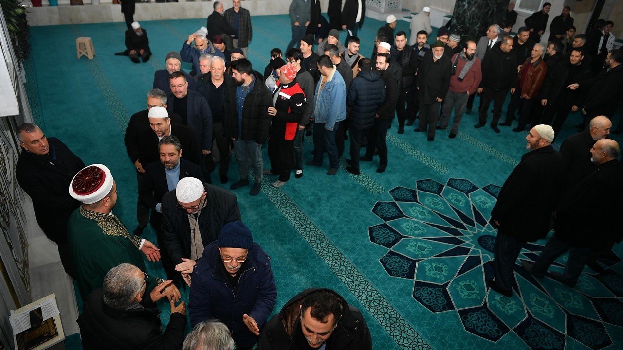 Başkan Büyükkılıç, sabah namazında vatandaşlarla buluştu
