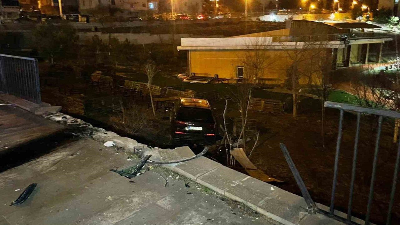 Karaman’da kontrolden çıkan cip kafenin bahçesine uçtu
