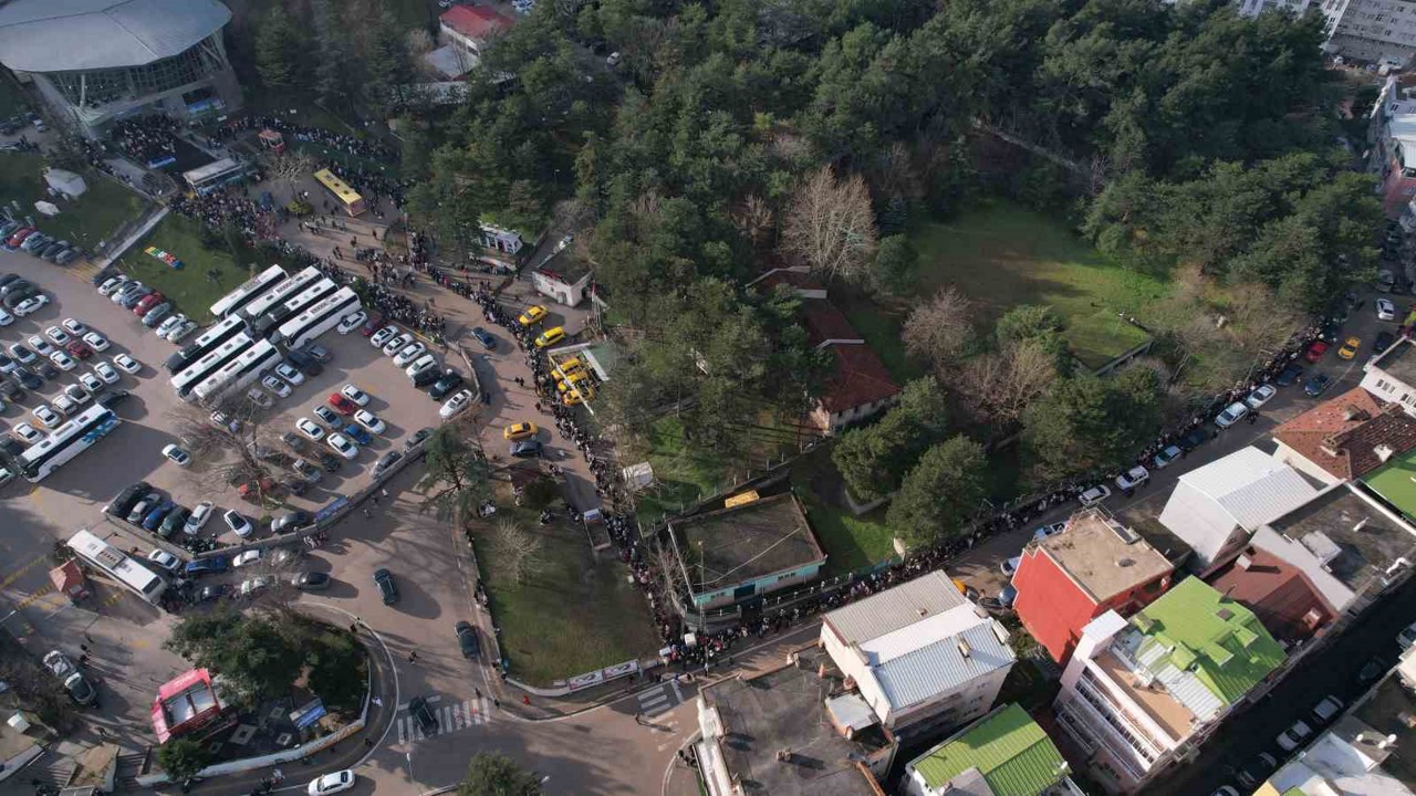 O istasyonda yine aynı manzara
